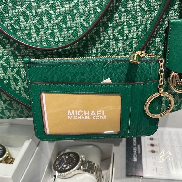 MICHAEL KORS SMALL TOP ZIP COINPOUCH WITH ID PALMETTO GREEN COLOR
NWT - Picture 10 of 16